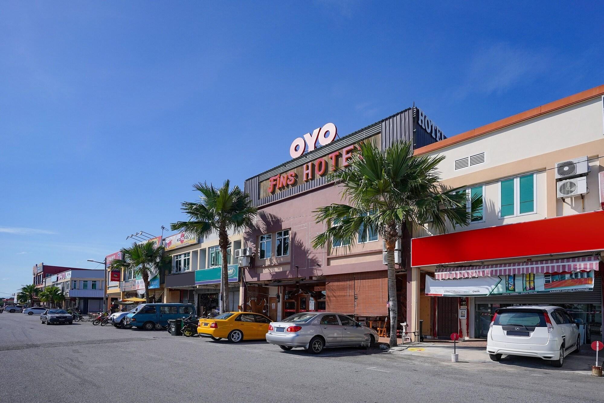 Oyo 89976 Fins Hotel